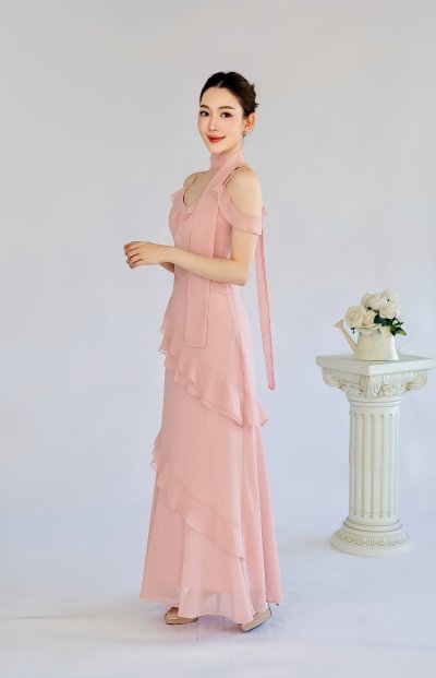 เดรสยาวสีชมพูสายเดี่ยวระบายชายมีผ้าคล้องคอ