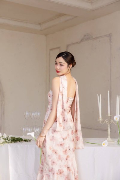 เดรสยาวสีชมพูเกาะอกลายดอกมีผ้าคล้องคอทรงระบาย