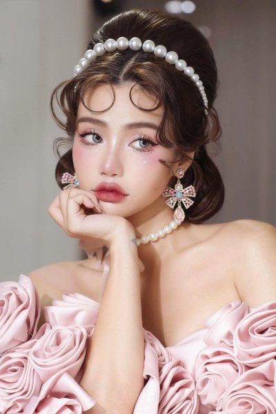 เดรสยาวสีชมพูเปิดไหล่ผ่าหน้าตกแต่งพุ่มดอกไม้ที่แขน