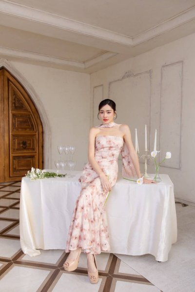 เดรสยาวสีชมพูเกาะอกลายดอกมีผ้าคล้องคอทรงระบาย