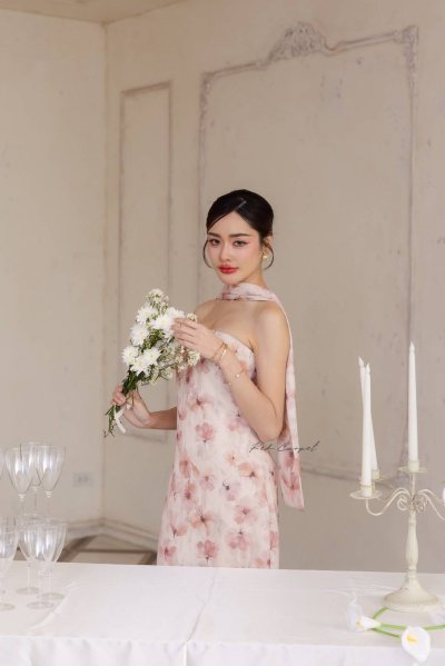 เดรสยาวสีชมพูเกาะอกลายดอกมีผ้าคล้องคอทรงระบาย