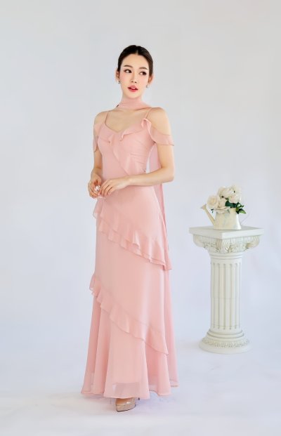 เดรสยาวสีชมพูสายเดี่ยวระบายชายมีผ้าคล้องคอ