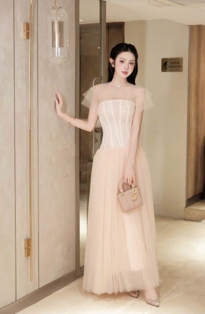 เดรสยาวสีชมพูเกาะอกตกแต่งผ้าซีทรูที่ไหล่และโบว์คริสตัล