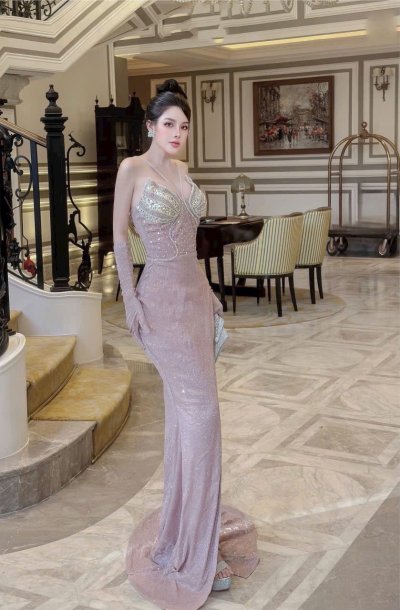 เดรสยาวสีชมพูเกาะอกตกแต่งลูกปัดและสายคล้องคอคริสตัล