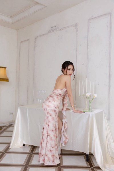 เดรสยาวสีชมพูลายดอกคล้องคอจับสม็อกที่อกตกแต่งดอกไม้ผ่าหน้า