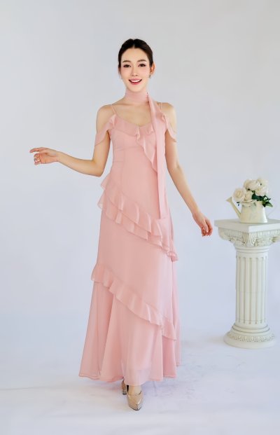 เดรสยาวสีชมพูสายเดี่ยวระบายชายมีผ้าคล้องคอ