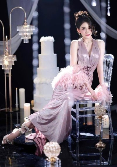 เดรสยาวสีชมพูคล้องคอตกแต่งดอกไม้ที่เอวพร้อมเฟอร์