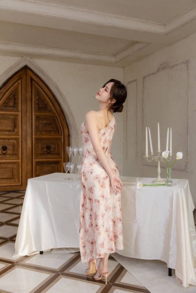 เดรสยาวสีชมพูลายดอกปาดไหล่อีกข้างสายเดี่ยวผ่าข้าง