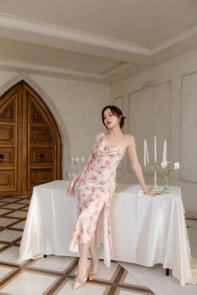 เดรสยาวสีชมพูลายดอกปาดไหล่อีกข้างสายเดี่ยวผ่าข้าง