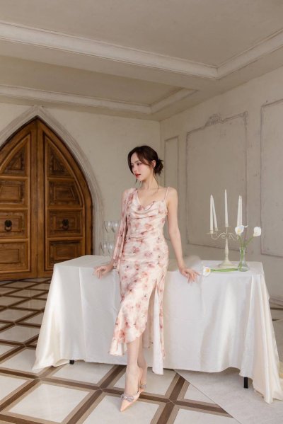 เดรสยาวสีชมพูลายดอกปาดไหล่อีกข้างสายเดี่ยวผ่าข้าง