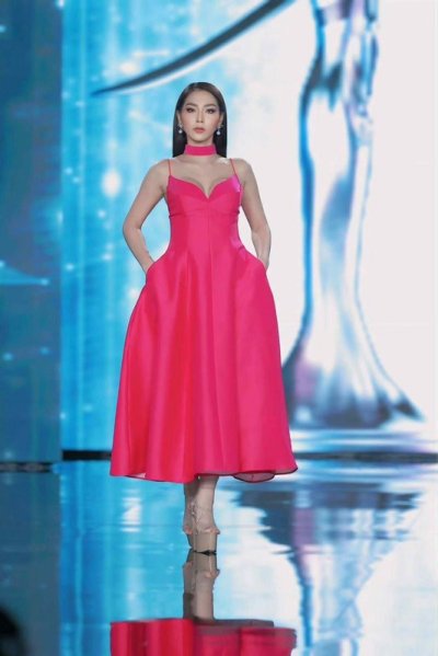 เดรสยาวสีชมพูเข้มสายเดี่ยวทรงระบาย มีโช้กเกอร์