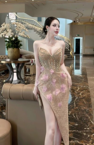 เดรสยาวสีชมพูเกาะอกผ่าข้างตกแต่งลูกปัดคริสตัลและดอกไม้