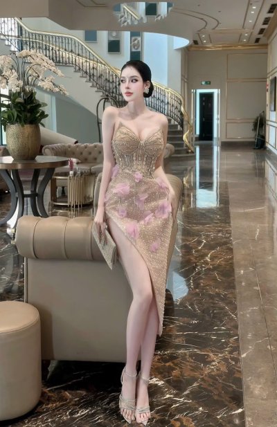 เดรสยาวสีชมพูเกาะอกผ่าข้างตกแต่งลูกปัดคริสตัลและดอกไม้