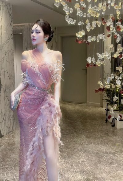 เดรสยาวสีชมพูปาดไหล่ผ่าข้างตกแต่งขนนกและคริสตัล