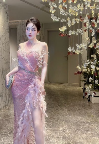 เดรสยาวสีชมพูปาดไหล่ผ่าข้างตกแต่งขนนกและคริสตัล