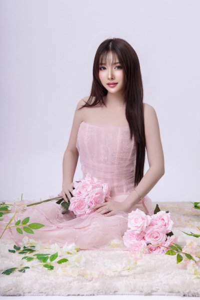 เดรสยาวสีชมพูเกาะอกผ้าซีทรูทรงระบายตกแต่งลูกไม้