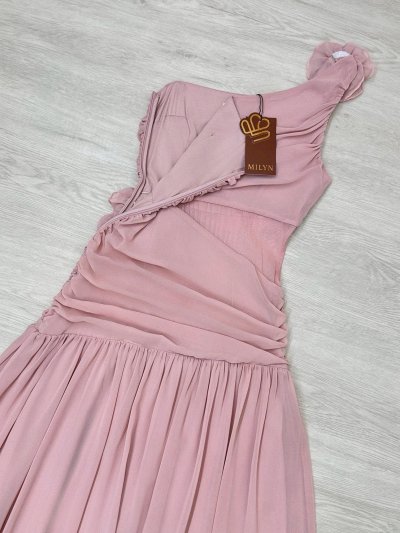 เดรสยาวสีชมพูปาดไหล่ทรงระบายตกแต่งดอกไม้ที่ไหล่และเอว