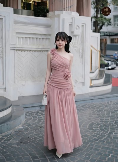 เดรสยาวสีชมพูปาดไหล่ทรงระบายตกแต่งดอกไม้ที่ไหล่และเอว