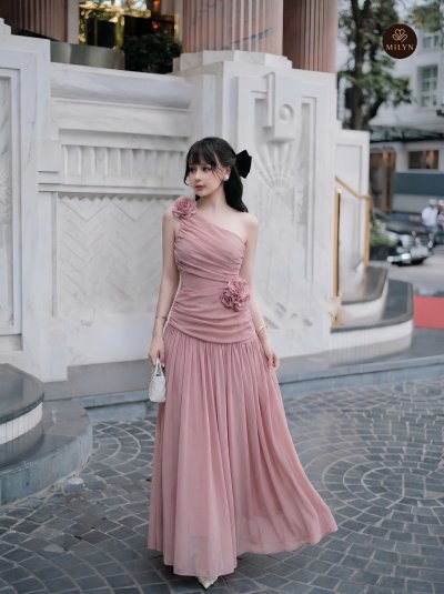 เดรสยาวสีชมพูปาดไหล่ทรงระบายตกแต่งดอกไม้ที่ไหล่และเอว