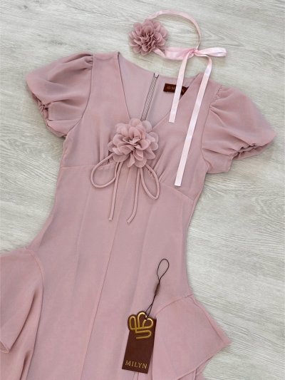 เดรสยาวสีชมพูแขนสั้นจับสม็อกที่อกตกแต่งดอกไม้และโช้กเกอร์