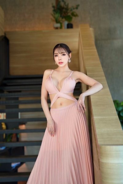 เดรสยาวสีชมพูสายเดี่ยวเว้าเอวกระโปรงอัดพลีต