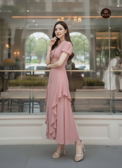 เดรสยาวสีชมพูแขนสั้นจับสม็อกที่อกตกแต่งดอกไม้และโช้กเกอร์