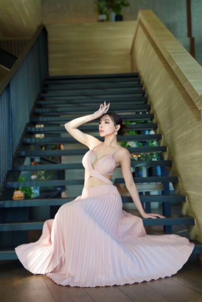 เดรสยาวสีชมพูสายเดี่ยวเว้าเอวกระโปรงอัดพลีต