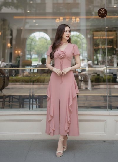 เดรสยาวสีชมพูแขนสั้นจับสม็อกที่อกตกแต่งดอกไม้และโช้กเกอร์