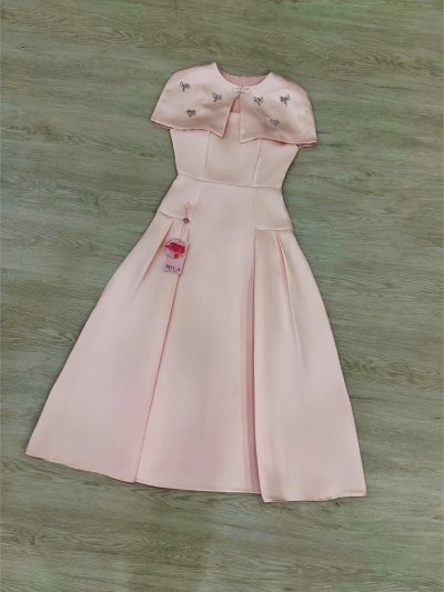 เดรสยาวสีชมพูกระโปรงระบายสไตล์เกาหลีตกแต่งโบว์คริสตัล