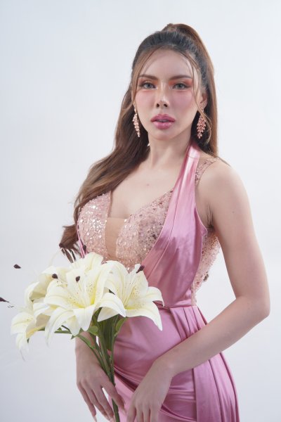 เดรสยาวสีชมพูกลีบบัวคล้องคอทรงหางปลาตกแต่งกลิตเตอร์บริเวณอก