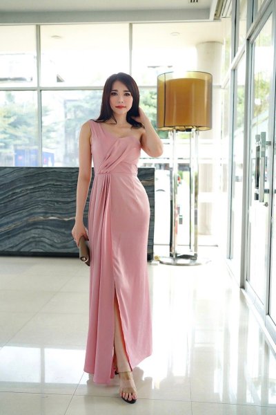 เดรสยาวสีชมพูปาดไหล่ทรงระบายผ่าข้างมีจับจีบที่เอว