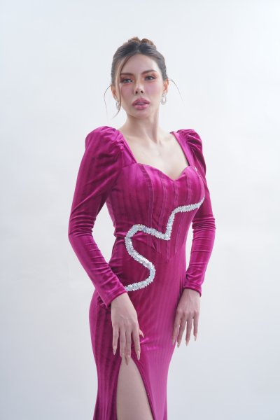 เดรสยาวสีชมพูเข้มแขนยาวเข้ารูปทรงหางปลาตกแต่งกลิตเตอร์