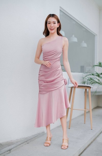 เดรสยาวสีชมพูปาดไหล่กระโปรงไล่ระดับตกแต่งดอกไม้