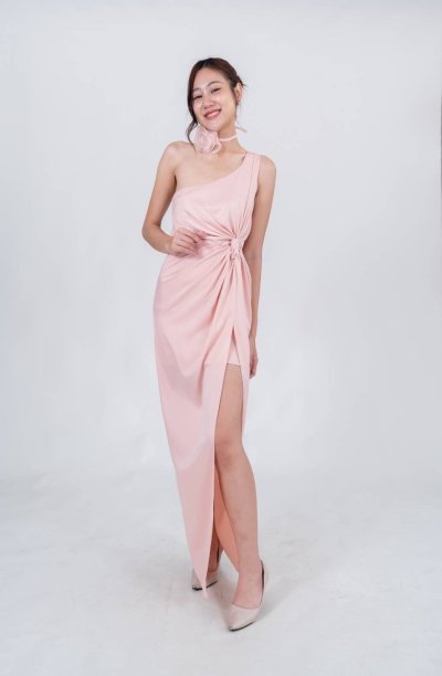 เดรสยาวสีชมพูปาดไหล่ผ่าข้างจับสม็อกที่เอวมีโช้กเกอร์ดอกไม้