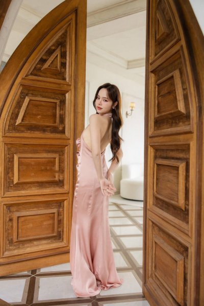 เดรสยาวสีชมพูคล้องคอจับสม็อกที่อกตกแต่งดอกไม้ผ่าหน้า