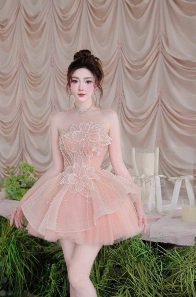 เดรสสั้นสีชมพูเกาะอกตกแต่งดอกไม้กลิตเตอร์ คริสตัลและมุก