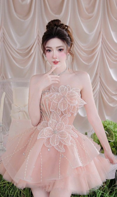 เดรสสั้นสีชมพูเกาะอกตกแต่งดอกไม้กลิตเตอร์ คริสตัลและมุก