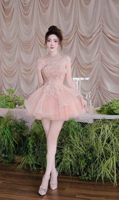 เดรสสั้นสีชมพูเกาะอกตกแต่งดอกไม้กลิตเตอร์ คริสตัลและมุก