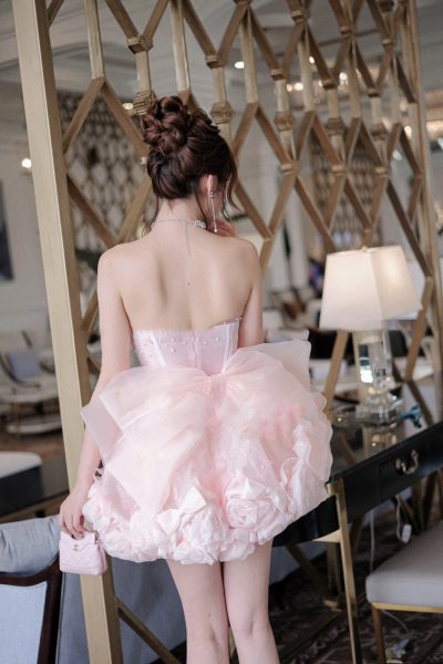 เดรสสั้นสีชมพูเกาะอกตกแต่งคริสตัล ชายกระโปรงเป็นพุ่มดอกไม้