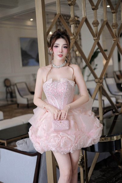 เดรสสั้นสีชมพูเกาะอกตกแต่งคริสตัล ชายกระโปรงเป็นพุ่มดอกไม้