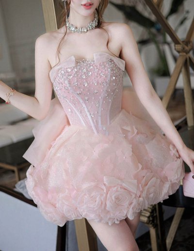 เดรสสั้นสีชมพูเกาะอกตกแต่งคริสตัล ชายกระโปรงเป็นพุ่มดอกไม้