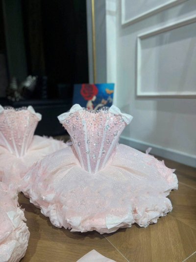 เดรสสั้นสีชมพูเกาะอกตกแต่งคริสตัล ชายกระโปรงเป็นพุ่มดอกไม้