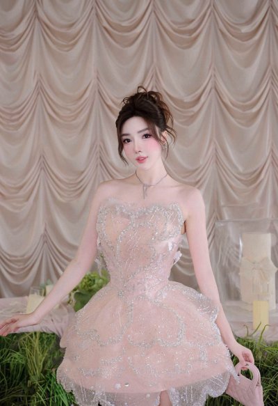 เดรสสั้นสีชมพูเกาะอกผ้าซีทรูตกแต่งคริสตัลทั้งชุด