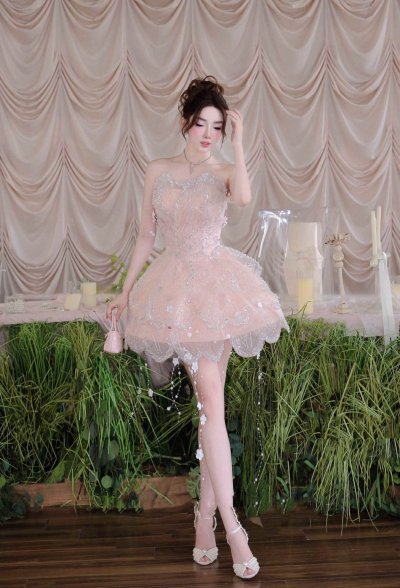 เดรสสั้นสีชมพูเกาะอกผ้าซีทรูตกแต่งคริสตัลทั้งชุด