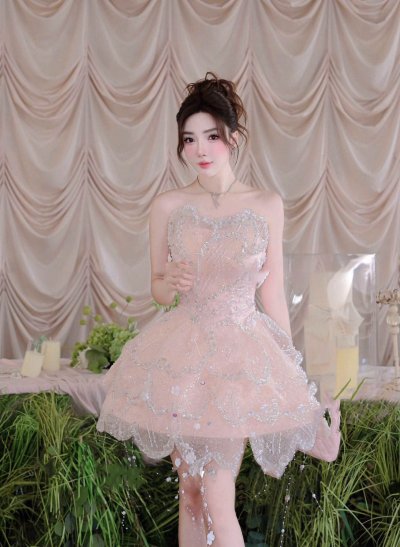 เดรสสั้นสีชมพูเกาะอกผ้าซีทรูตกแต่งคริสตัลทั้งชุด