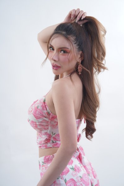 เดรสสั้นสีชมพูลายดอกไม้คล้องคอเว้าที่เอวตกแต่งโบว์ดอกไม้