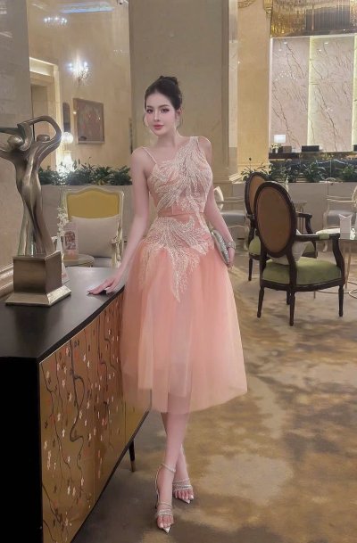 เดรสสั้นสีชมพูปาดไหล่กระโปรงระบายตกแต่งกลิตเตอร์