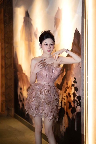 เดรสสั้นสีชมพูเกาะอกตกแต่งคริสตัลทั้งชุด