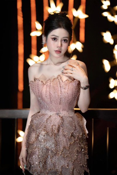 เดรสสั้นสีชมพูเกาะอกตกแต่งคริสตัลทั้งชุด