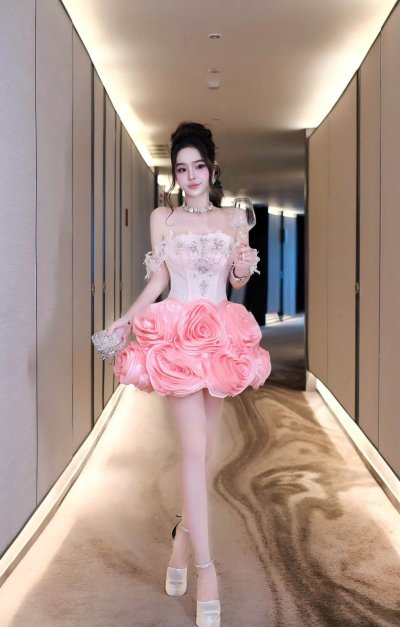เดรสสั้นสีชมพูเกาะอกตกแต่งคริสตัลชายกระโปรงเป็นพุ่มดอกไม้